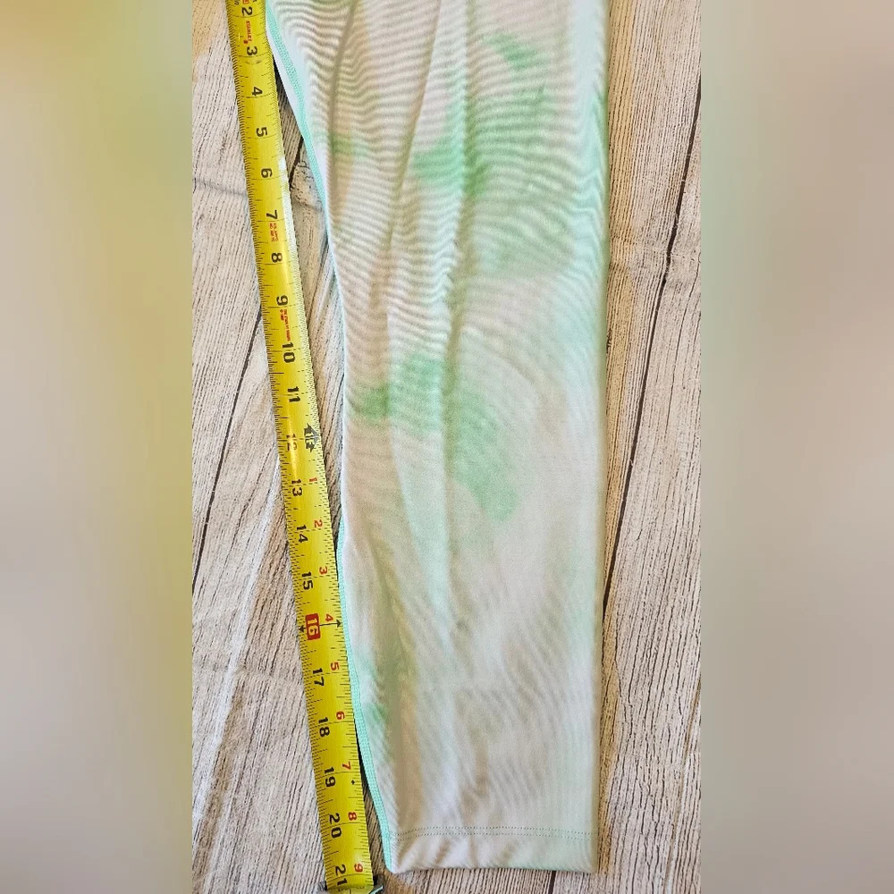 Nike Women's Size Medium• Dri-Fit Icon Clash Green White Tie Dye 21 inch Cropped - Picture 9 of 10